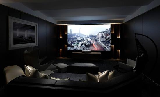 激光电视的百吋大屏可以为您的影音室带来电影院的感觉。