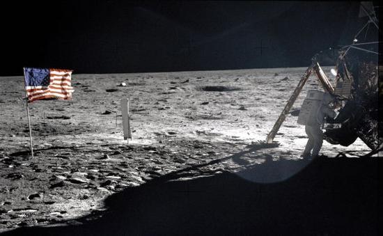 这张美国航天局提供的资料照片显示,1969年7月20日,“阿波罗”11号宇宙飞船指令长阿姆斯特朗站在月球表面上。新华社发