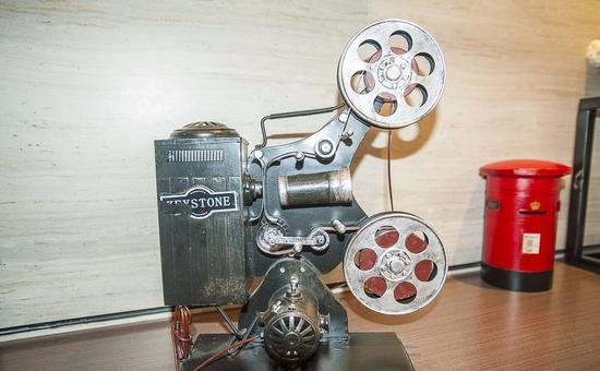 老式放映机是一种能够沿着轨道连续拖动胶片的设备，以便胶片的每一帧能在光源前短暂停留。