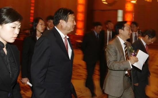 当过军人的任正非,举手投足间带有一种自信的气场。@视觉中国