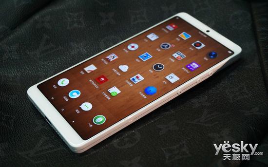 漂亮的不像实力派!纯白色限量版坚果Pro2图