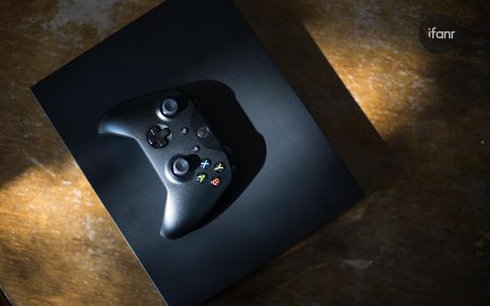 (在手柄面前,Xbox One X 的身形也没有太大多)