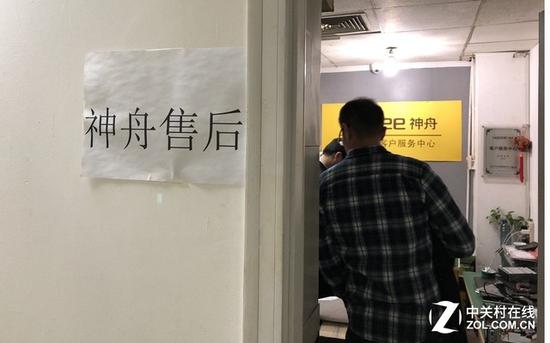 店面狭小,没有引导人员和休息处