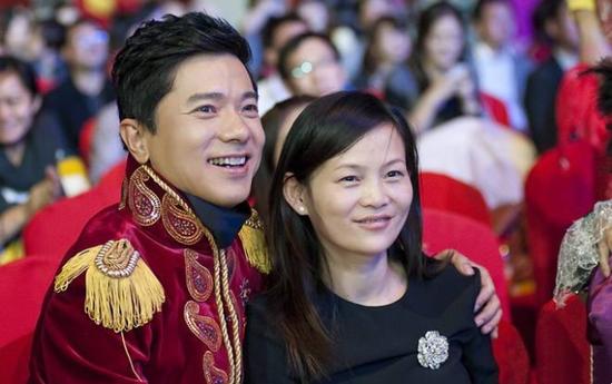图：李彦宏与妻子马东敏在百度年会上