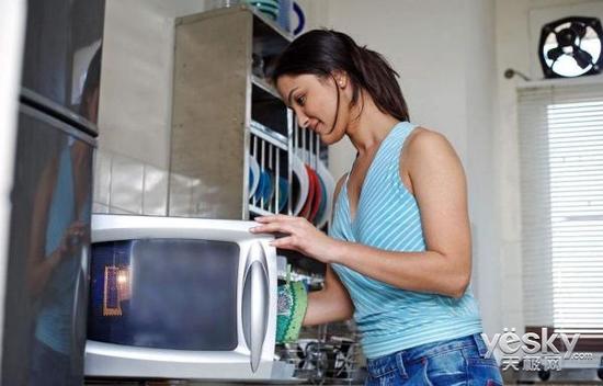 家电知识：微波炉和烤箱买哪个更划算？