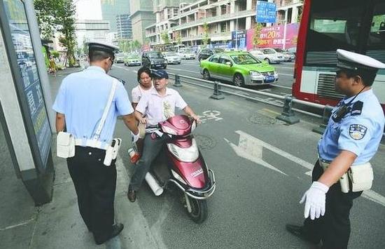 ▲电动车拉客目前在全国多地都被禁止(资料图,与被报道对象无关,成都商报记者 王勤摄)