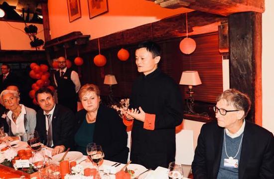 达沃斯饭局大比拼:马云玩魔术、刘强东秀宿迁英语