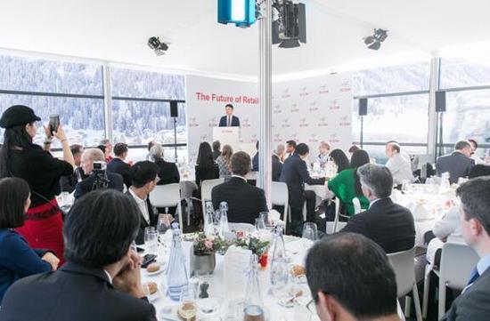 达沃斯饭局大比拼：马云玩魔术、刘强东秀宿迁英语