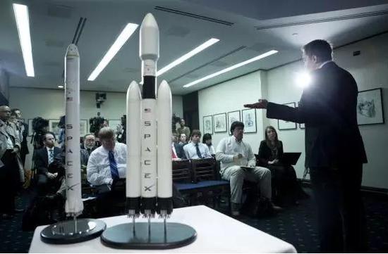 图丨2011年，马斯克向记者发布重型猎鹰火箭