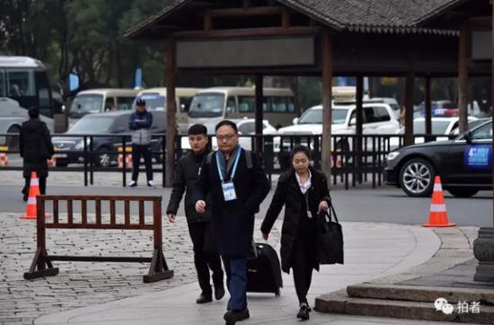 12月2日,罗辑思维和得到App创始人罗振宇抵达乌镇。摄影/新京报记者陶冉