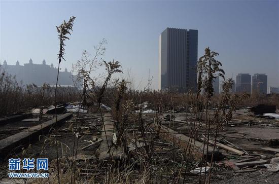这是张小雷对外声称的占地200多亩、综合市值近200亿元的“智慧城”项目,但至今大片土地尚未开发,其上仅有两栋内部尚未装修的空置楼宇(1月15日摄)。 新华社记者 朱国亮 摄
