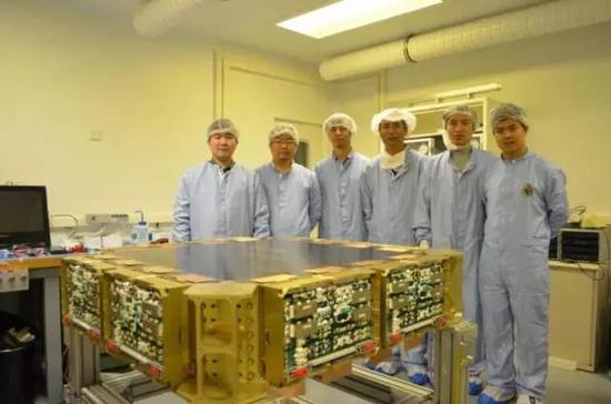 项目骨干成员在硅阵列探测器前合影（从左到右）： 张飞、汪锦州、龚轲、王焕玉、彭文溪、吴帝