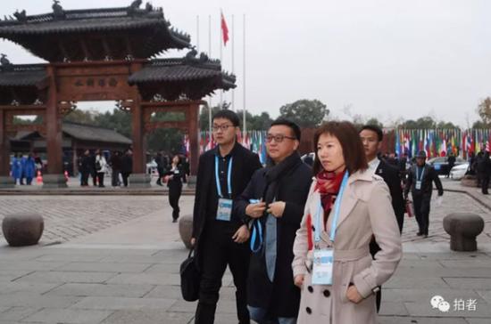 12月2日，百度公司总裁张亚勤（微博）（左二）抵达乌镇。摄影/新京报记者侯少卿