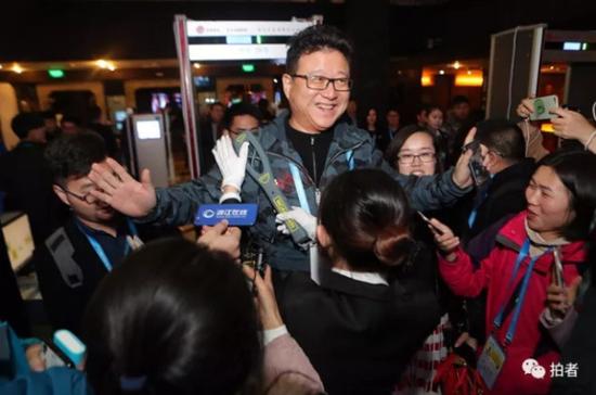 12月2日,丁磊抵达乌镇,他说今年自己不仅带了猪,还带了鸡和绍兴黄酒。摄影/新京报记者侯少卿