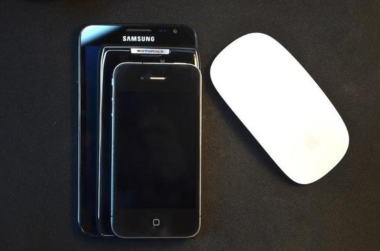 由下到上:iPhone4s,Moto 刀锋,三星 Galaxy Note