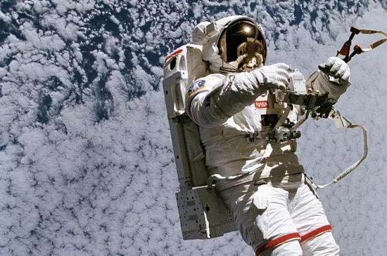 NASA宇航员穿戴着简易舱外急救援助小型喷气背包进行太空行走