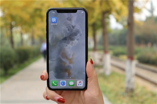 首先要知道,为什么一般的手机都要有下巴?