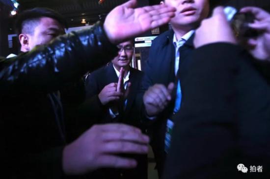 12月2日，马化腾抵达乌镇。摄影/新京报记者朱骏（微博）