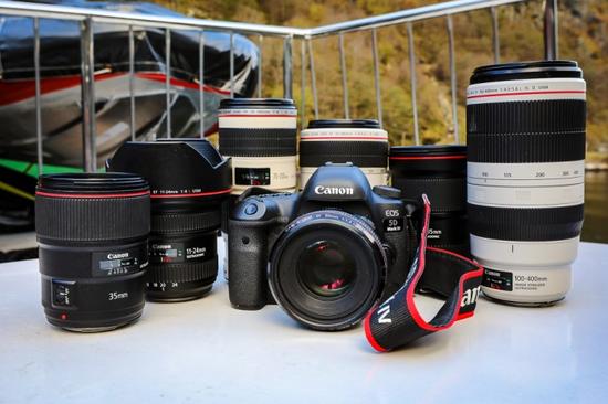  EOS 5D Mark IV ׻ EF 24-105mm f/4L IS USMͷ