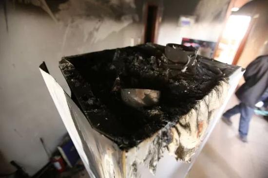 冰箱着火:新飞冰箱起火压缩机烧熔化 室内熏成一片漆黑