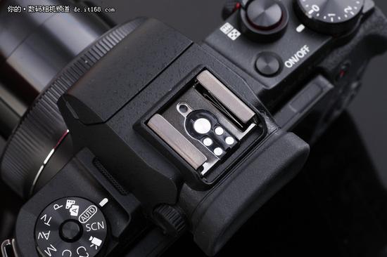 ▲佳能PowerShot G1 X Mark III 军舰部热靴