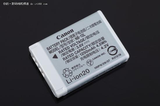 ▲电池型号NB-13L，容量不大，不过支持充电宝充电，那就都不是事儿