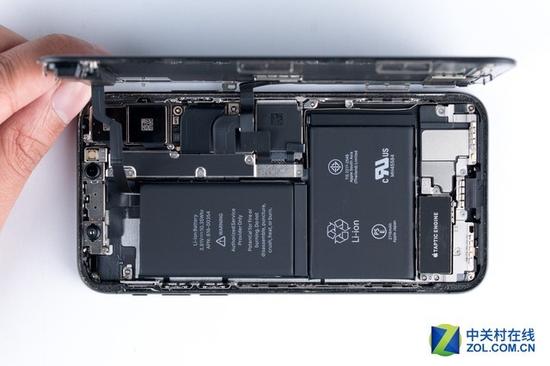在iPhone X内部,主板的占用面积几乎是历代iPhone最小的