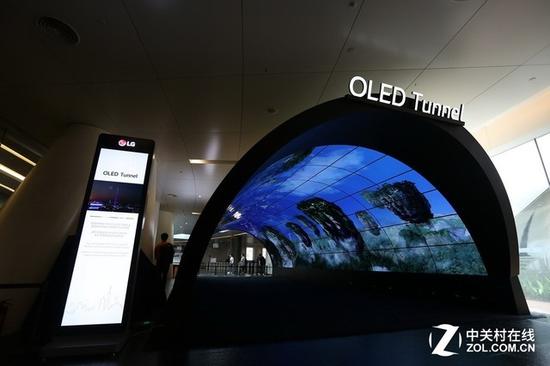 OLED显示屏幕组成的隧道