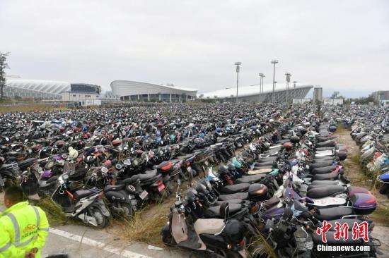 资料图：福州仓山南二环附近的临时停车场停放超过2.2万辆无牌、超标电动车，场面震撼。中新社记者 吕明 摄