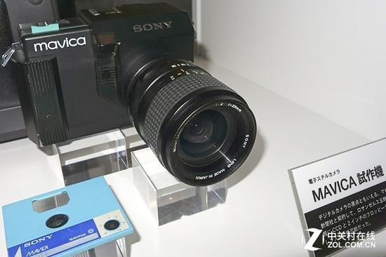 第一阶段数码相机，形态与存储方式各不相同，没有专业机身，像素不超过百万