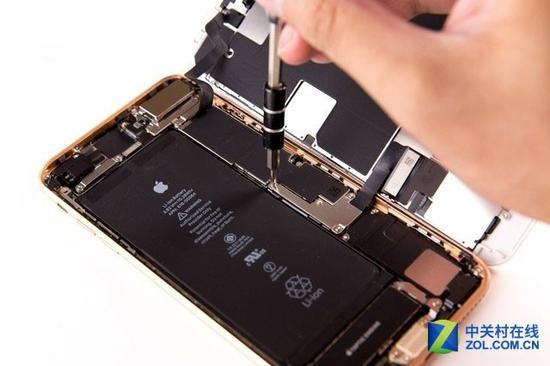 iPhone8 Plus的电池为长条状，与可拆卸电池差别很大