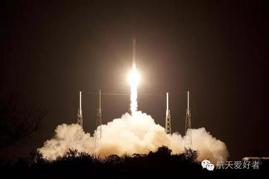 2012年10月8日，由梅林1C型和1C真空型发动机驱动的猎鹰9 1.0版火箭成功发射，正式执行第一次CRS货运任务，任务代号CRS-1