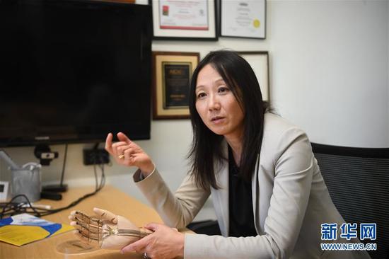世界杰出女科学家鲍哲南在柔性电子器件领域再现突破 1月31日,在位于美国加利福尼亚州帕洛阿尔托的斯坦福大学,鲍哲南教授接受记者采访。