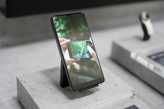 Essential Phone（图片来源于网络）