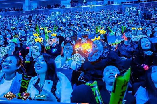 ▲2017年KPL秋季赛的总决赛在腾讯的大本营深圳举行，现场几乎坐满。