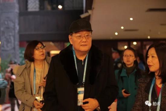 12月2日，香港凤凰卫视董事局主席刘长乐走向入住酒店。摄影/新京报记者朱骏