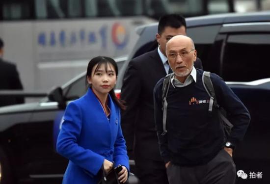 12月2日，韩国互联网之父全吉男抵达乌镇。摄影/新京报记者陶冉 朱骏