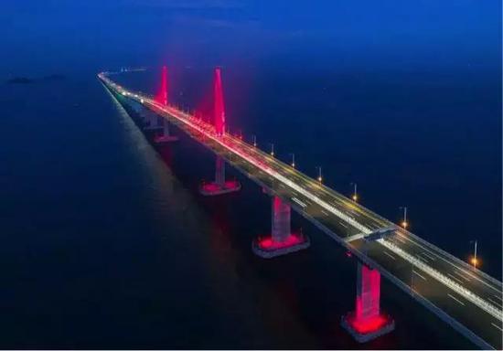1月3日，港珠澳大桥灯火璀璨。图/视觉中国
