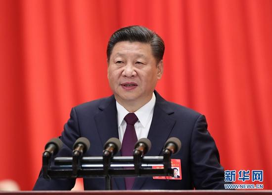 （2017年10月18日，中国共产党第十九次全国代表大会在北京人民大会堂隆重开幕。习近平代表第十八届中央委员会向大会作报告。来源：新华社）