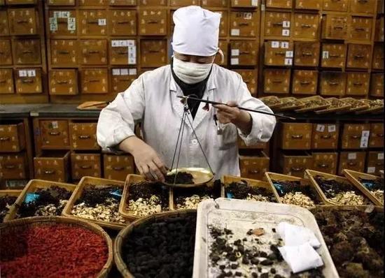 中国政府正在推广传统中药,以作为昂贵的西药的替代品。图片来源:David Gray/REUTERS