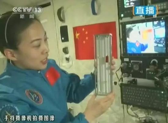持续51分钟直播状态的太空授课,要知道天宫一号接近90分钟就围绕地球一周,当它相对于我们“躲在”地球背后时,实现实时通信的技术可不简单