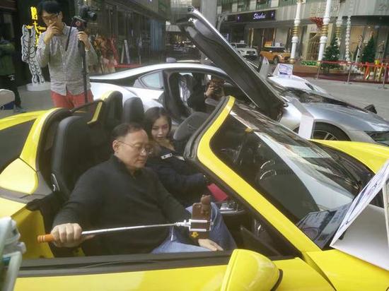 （陈一舟和主播直播二手豪车交易）