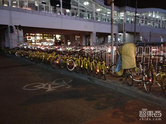 ▲上图为晚6点半拍摄，下图为7点半摄