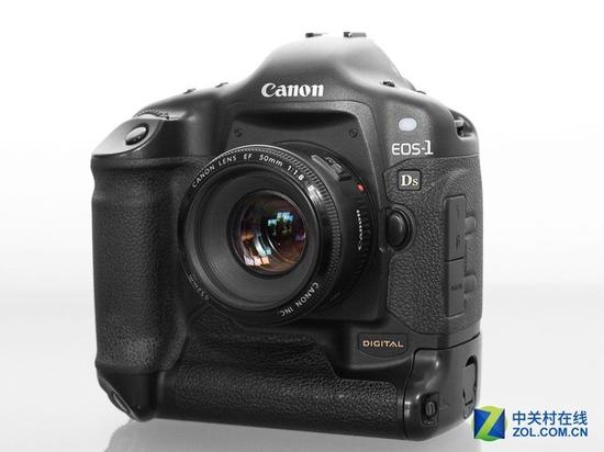 全画幅的面积大概是APS-C画幅的2.25倍，因此2002年像素上限从600万飙升到1370万