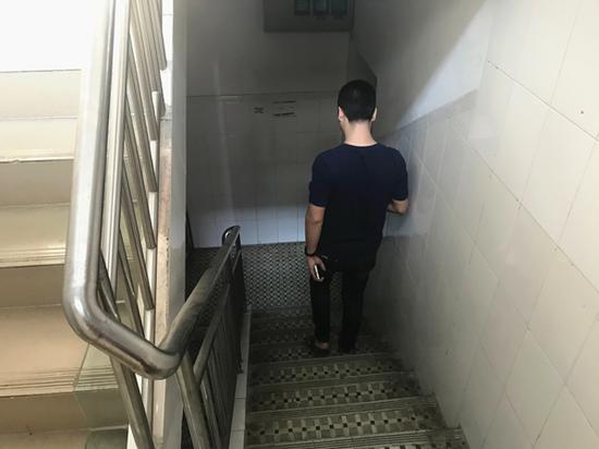 我在深圳南山写代码:没加过班不是合格的程序员 雷大同走在狭窄的出租屋楼道。 澎湃新闻记者 沈文迪 图