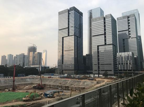 我在深圳南山写代码:没加过班不是合格的程序员 在高楼大厦之间,还有新的楼盘在建设。澎湃新闻记者 沈文迪 图