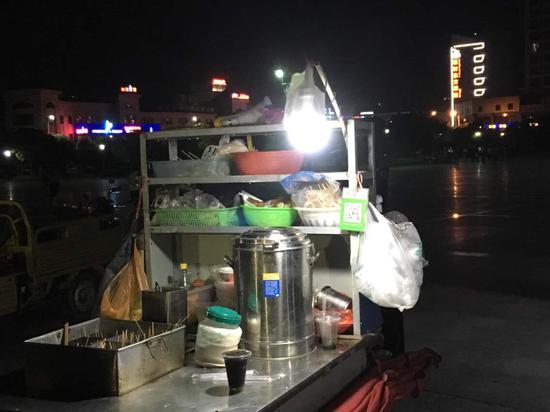 挂着微信收款二维码的流动夜宵小摊