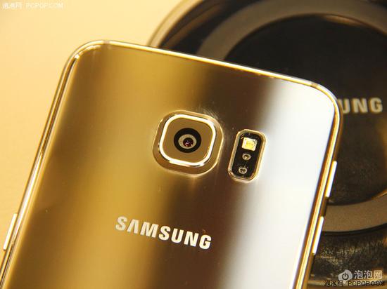 几个月后发布的三星Galaxy S6系列凸出更恐怖,好在位于中央