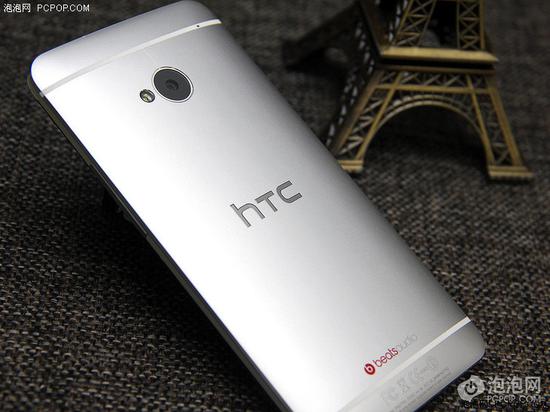 HTC One的塑料条带和机身颜色相近,并且更窄、更少