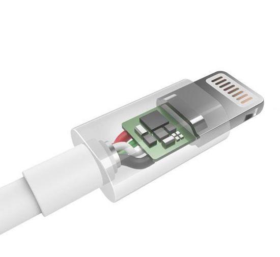 MFi认证的Lighting充电线内置有识别芯片(图片来自mydrivers.com)